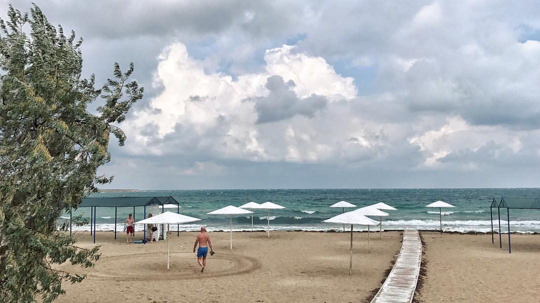 Пляж посёлка в осенний период Пляж посёлка в осенний период