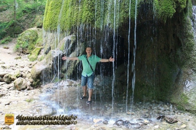 Под водопадом серебряные струи