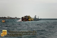 Россияне затопили еще один корабль - Крым озеро Донузлав