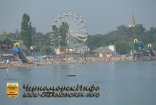 Вид на пляж с противоположного берега