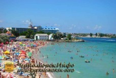 Центральный пляж пгт в разгаз летнего сезона