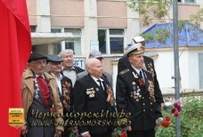 Поднятие флага победы ветеранами ВОВ