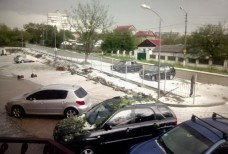 Машины в этот раз практически устояли от вмятин.