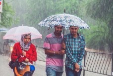 Студенты мед университета радуются неожиданному граду в Симферополе 23 мая 2014 года