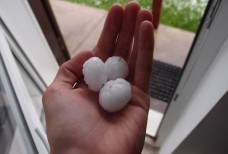 Вот примерно такие вот градинки сыпались с неба