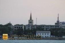 Пляж Черноморское - вид с моря - церковь Святого Захария, а впереди пансионат "Черноморский"