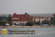 Пляж Черноморское - вид с моря горка для детей рядом с кафе "У Дяди Федора"