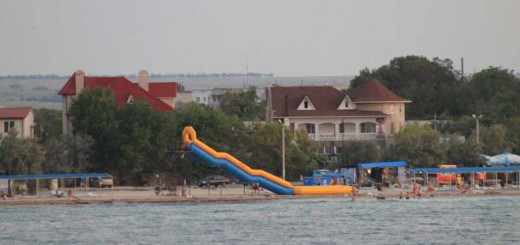 Пляж Черноморское - вид с моря горка для детей рядом с кафе "У Дяди Федора" и гостиница "Атеш"