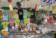 Парк Комсомольский - палатка с сувенирами и летними аксессуарами