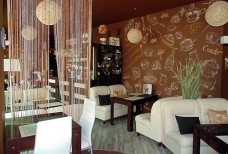 Кафе авокадо - зал с диванами