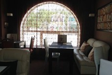 Кафе авокадо - зал с диванами