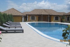 Бассейн на территории Лео Палас