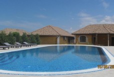 Бассейн на территории Лео Палас