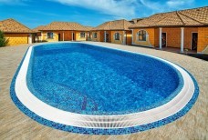 Бассейн на территории Лео Палас