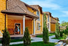 Вид сбоку на коттеджи