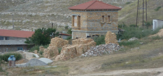 Полным ходом идет строительство и других зданий