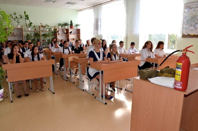 Мероприятия такого масштаба проходят в образовательных организациях Черноморского района дважды в год: весной и осенью. Цель – ознакомление и отработка навыков поведения обучающихся при чрезвычайных ситуациях. В этот день в соответствии с темой тренировки – «ЧС природного и техногенного характера, способы действия при их возникновении» – прошел комплекс мероприятий по основам безопасности жизнедеятельности.
