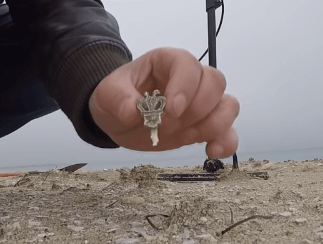 Вот что можно найти в песке на пляже, - остатки серебряного украшения.