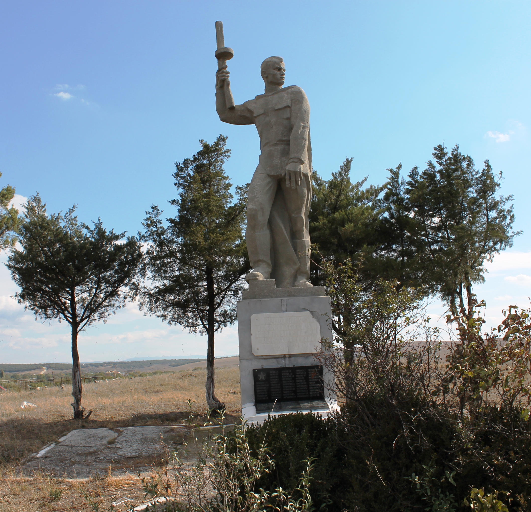 Симферопольский р н. Урожайное Симферопольский район. Село Урожайное Симферопольский район. Достопримечательности села Урожайное Симферопольский район. Памятник Алеши в с.Урожайное Симферопольского района.