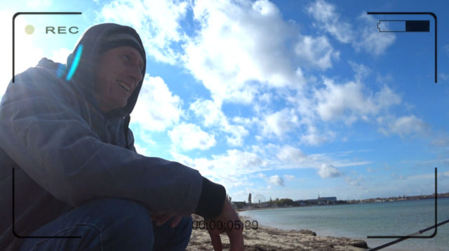 Пляж Черноморское, рыбак ловит кефаль