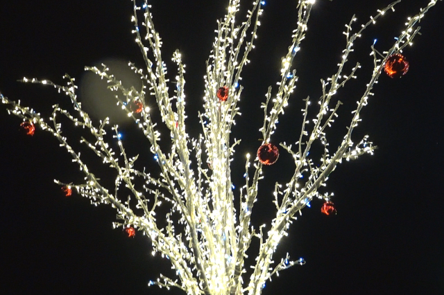 Праздничная инсталяция дерево в огоньках