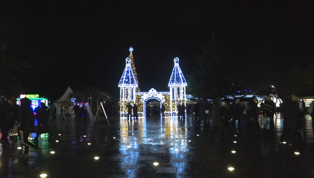 На главной площади в Ялте установлены сказочные ворота