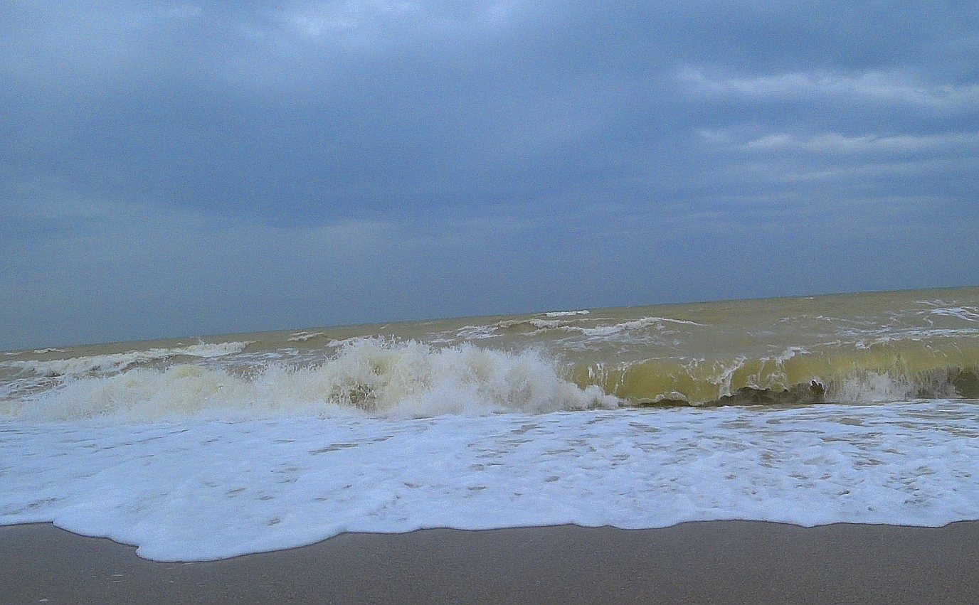 Евпатория штормит черное желтое море